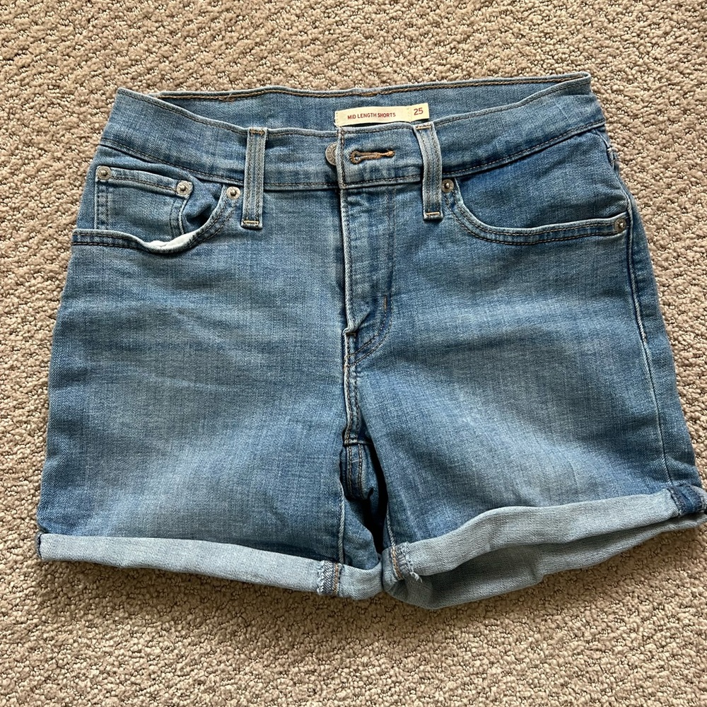 Levi’s mid length short